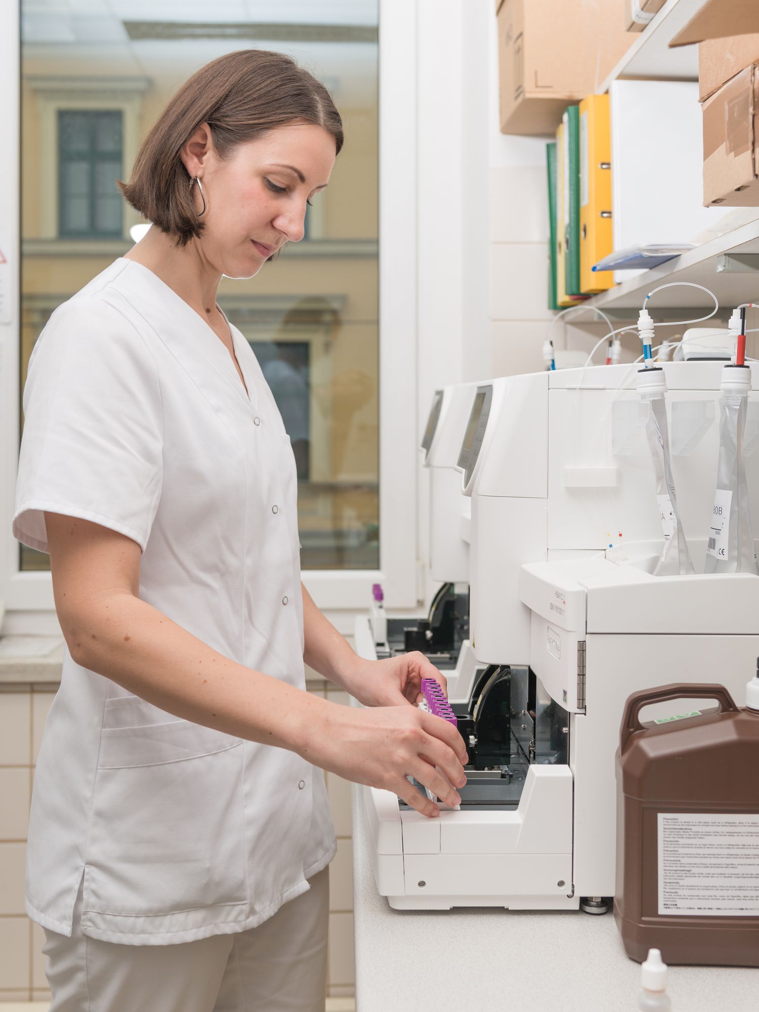 Biomedizinische Analytikerin am Analysegerät